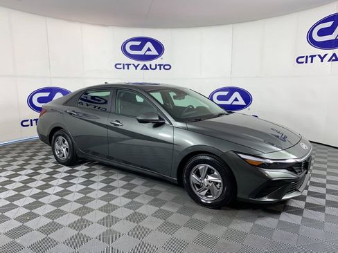 Used 2025 Hyundai Elantra SE FWD image 1