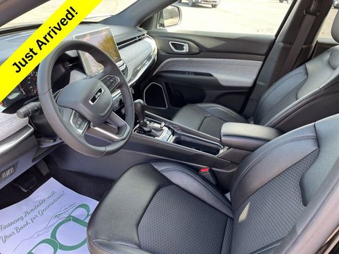 Used 2024 Jeep Compass Latitude image 2