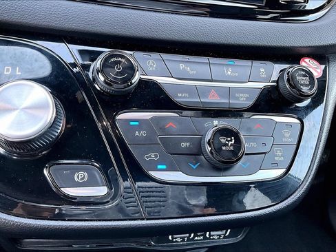 Used 2025 Chrysler Pacifica Select FWD image 31