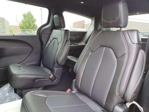 New 2027 Chrysler Pacifica Select AWD/4WD image 15