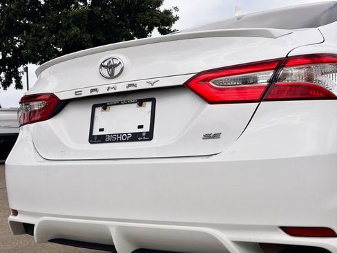 Used 2020 Toyota Camry SE FWD image 6