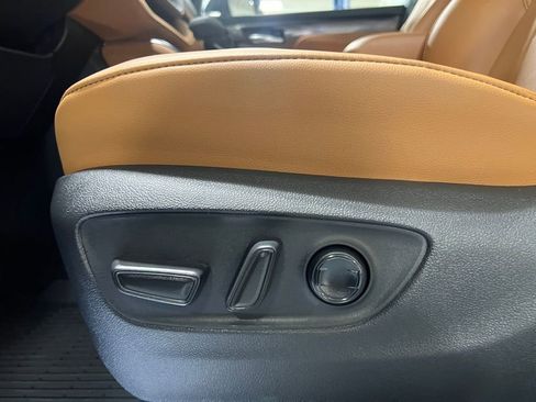 New 2025 Toyota Highlander Platinum image 9