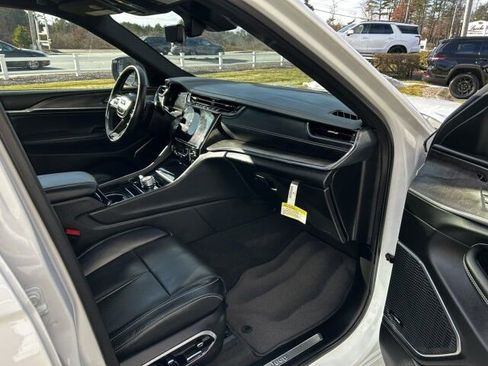 Used 2025 Jeep Grand Cherokee L Overland w/ Advanced Protech Group III image 17