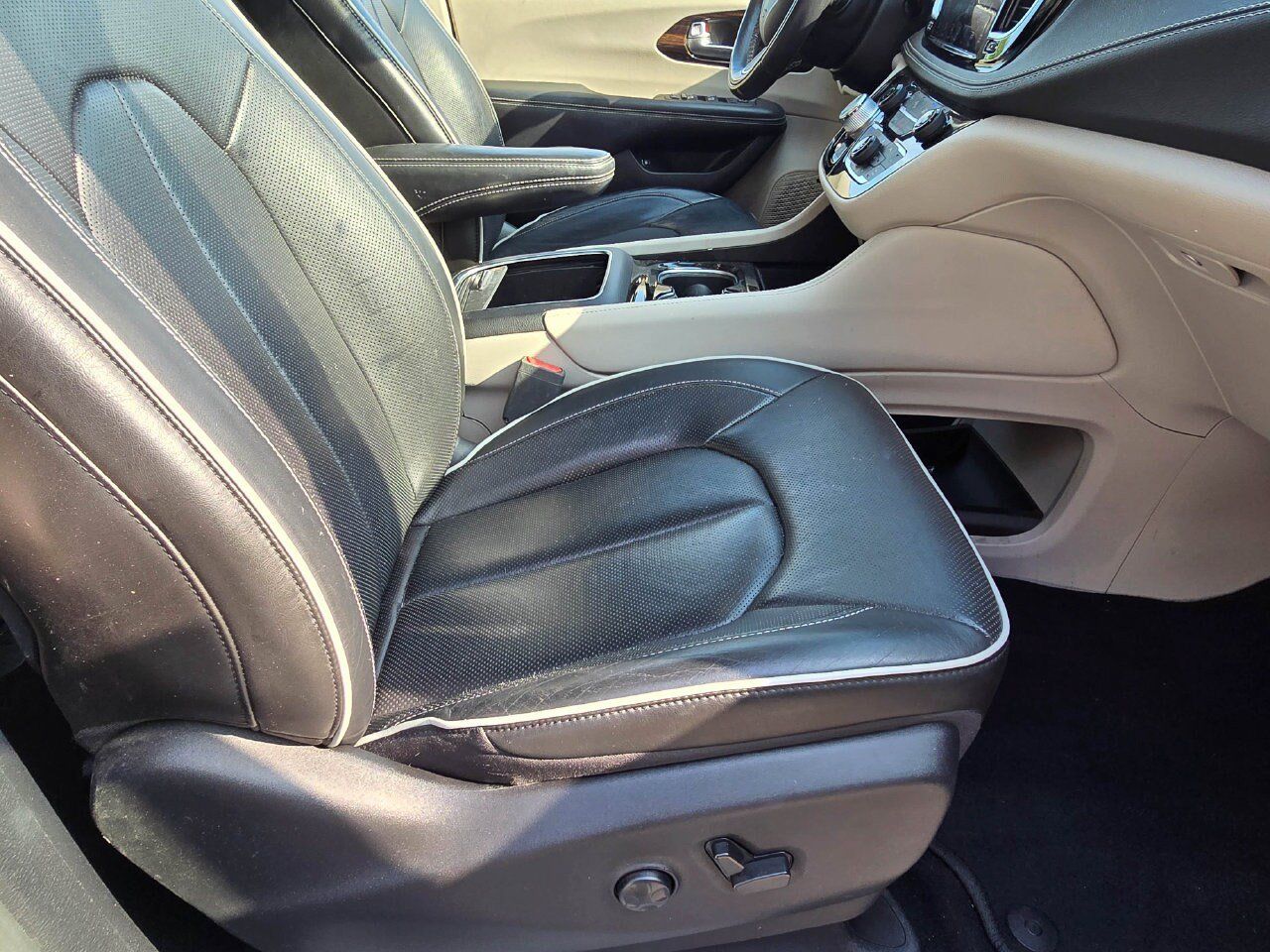 Used 2022 Chrysler Pacifica Limited w/ Uconnect Theater Family Group FWD image 33