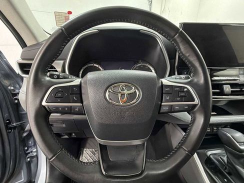Used 2023 Toyota Highlander XLE AWD/4WD image 16