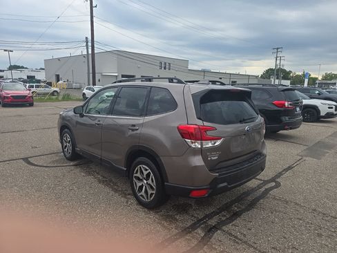 Used 2023 Subaru Forester Premium AWD/4WD image 3
