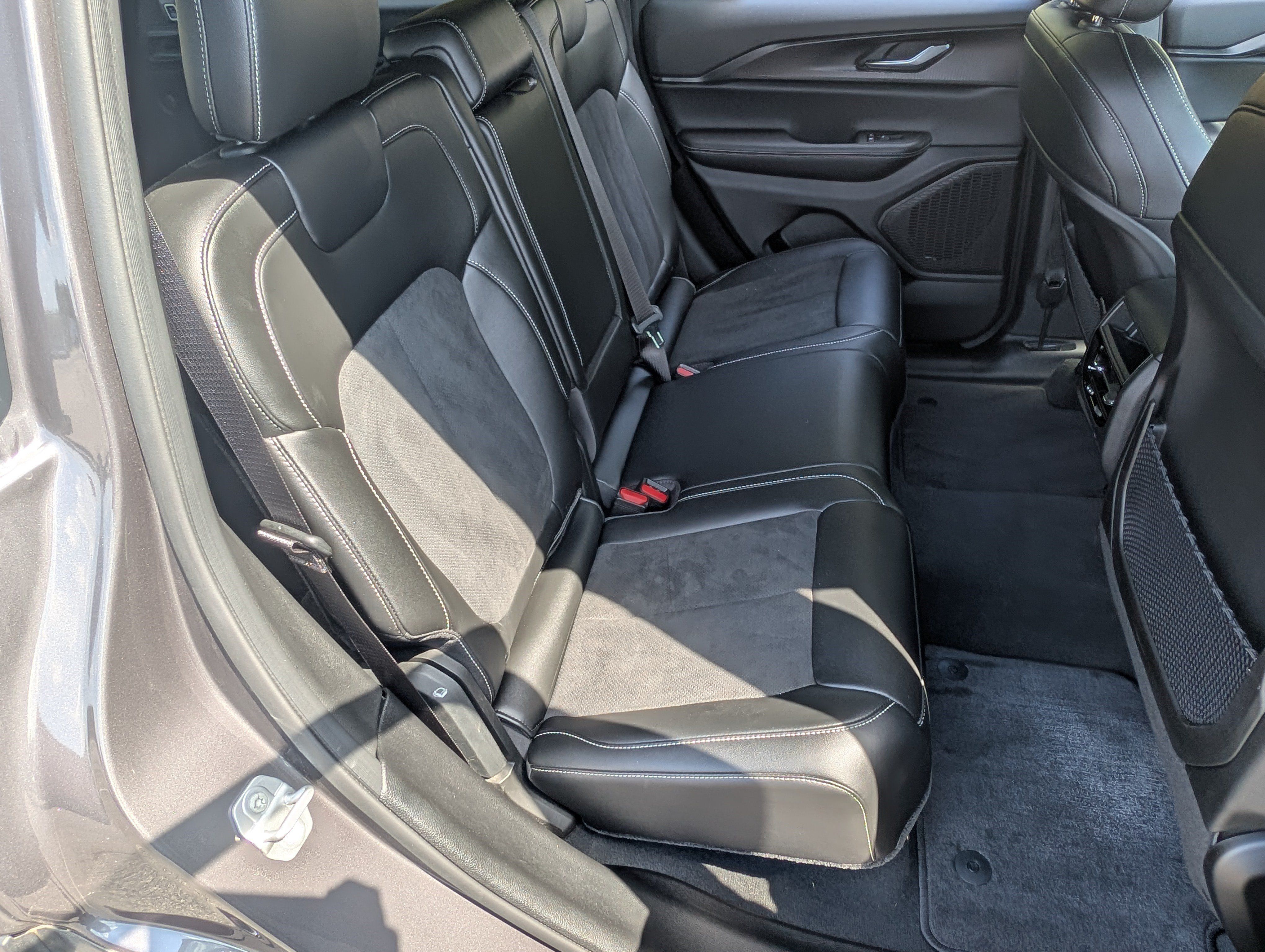Used 2024 Jeep Grand Cherokee Altitude RWD image 19