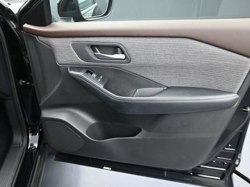 Used 2023 Nissan Rogue SV image 32