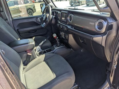 Used 2018 Jeep Wrangler Unlimited Sahara AWD/4WD image 12