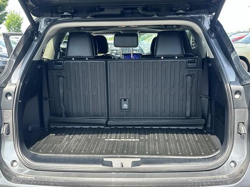 Used 2024 Toyota Highlander XLE AWD/4WD image 30