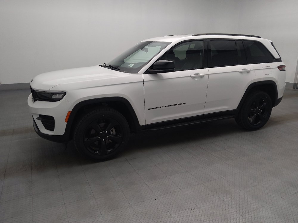 Used 2023 Jeep Grand Cherokee Altitude AWD/4WD image 2