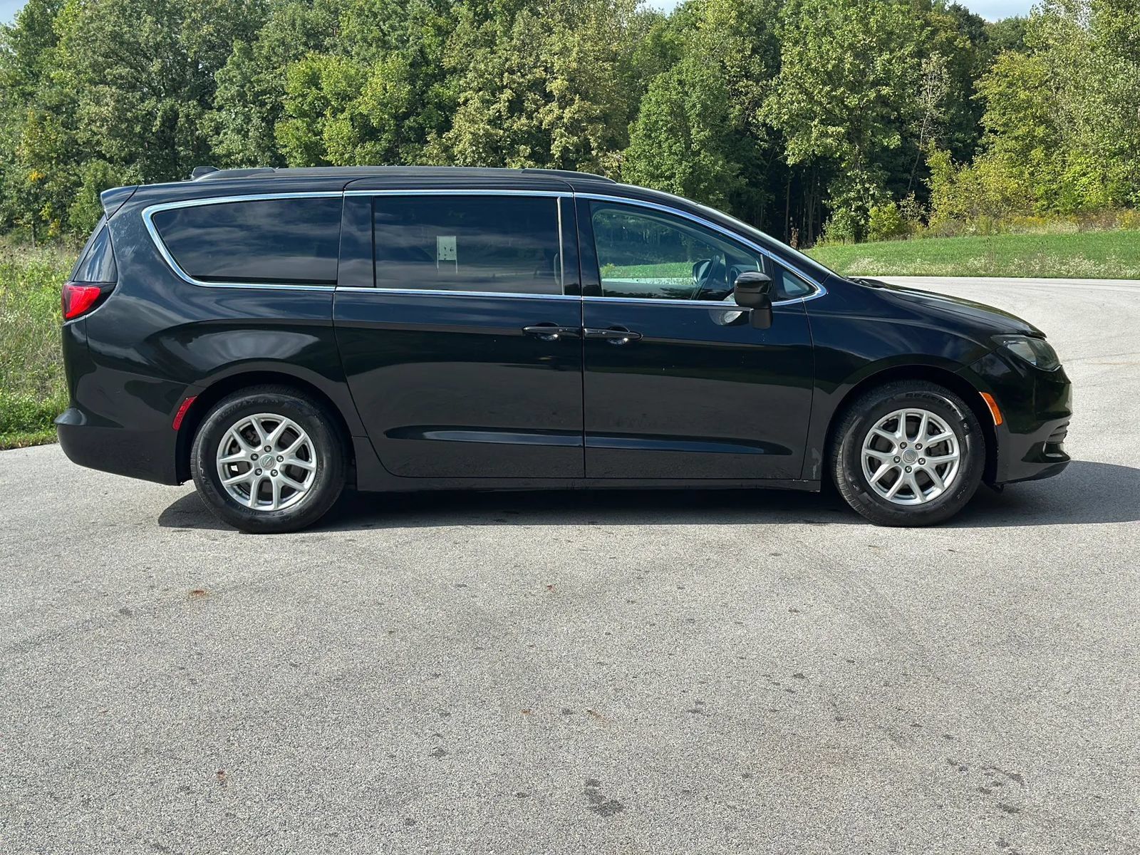Used 2020 Chrysler Voyager Lxi FWD image 4