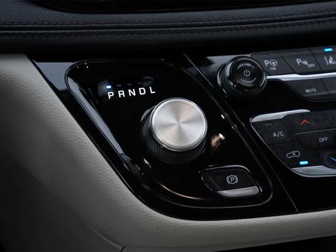 Used 2018 Chrysler Pacifica Limited w/ Tire & Wheel Group image 15