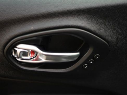 Used 2019 Jeep Cherokee Trailhawk image 10