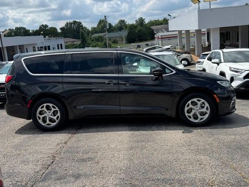 Used 2024 Chrysler Pacifica Limited FWD image 2