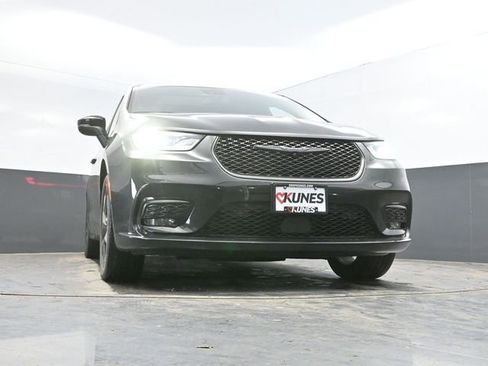 Used 2023 Chrysler Pacifica Touring-L w/ S Appearance Package AWD/4WD image 47
