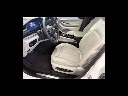 Used 2022 Jeep Grand Cherokee Overland AWD/4WD image 11