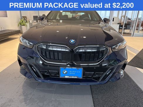 Used 2026 BMW 550e xDrive w/ Premium Package AWD/4WD image 2