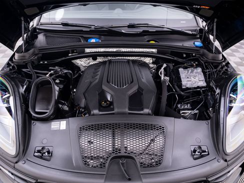 Certified 2025 Porsche Macan AWD/4WD image 29