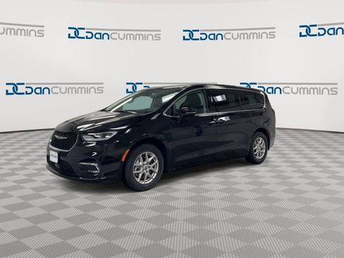 Used 2024 Chrysler Pacifica Touring-L image 4