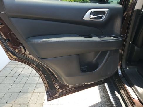 Used 2019 Nissan Pathfinder SL AWD/4WD image 38