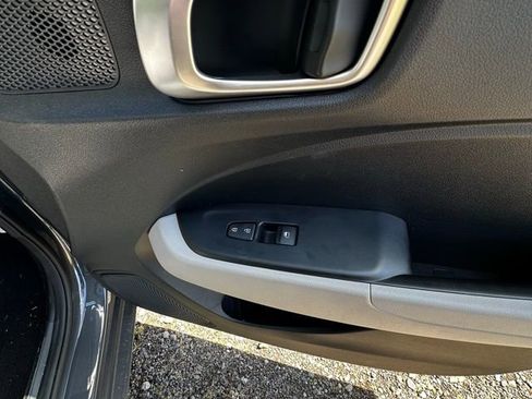 Certified 2025 Hyundai Venue SEL FWD image 20