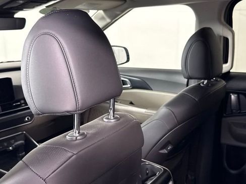 Used 2025 Kia Carnival image 23