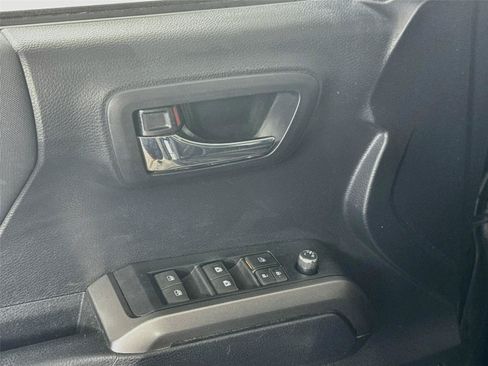 Used 2018 Toyota Tacoma TRD Off-Road AWD/4WD image 12