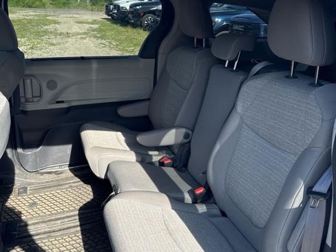 Used 2021 Toyota Sienna LE FWD image 4