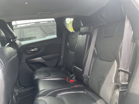 Used 2019 Jeep Cherokee Overland w/ Technology Group AWD/4WD image 12
