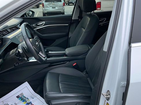 Used 2022 Audi e-tron Premium Plus w/ Premium Plus Package image 27