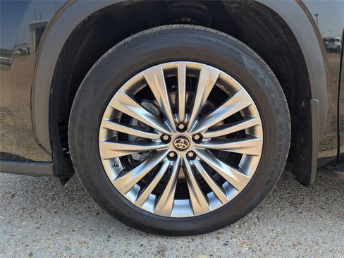 Used 2024 Toyota Highlander Platinum image 10