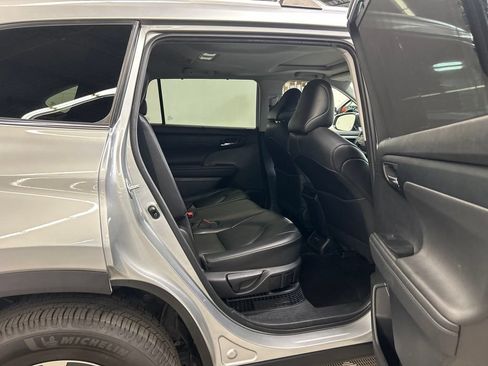 Used 2021 Toyota Highlander XLE FWD image 11