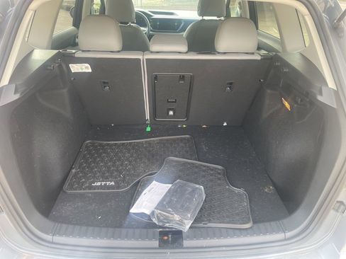 Used 2023 Volkswagen Taos SE w/ Black Wheel Package image 4