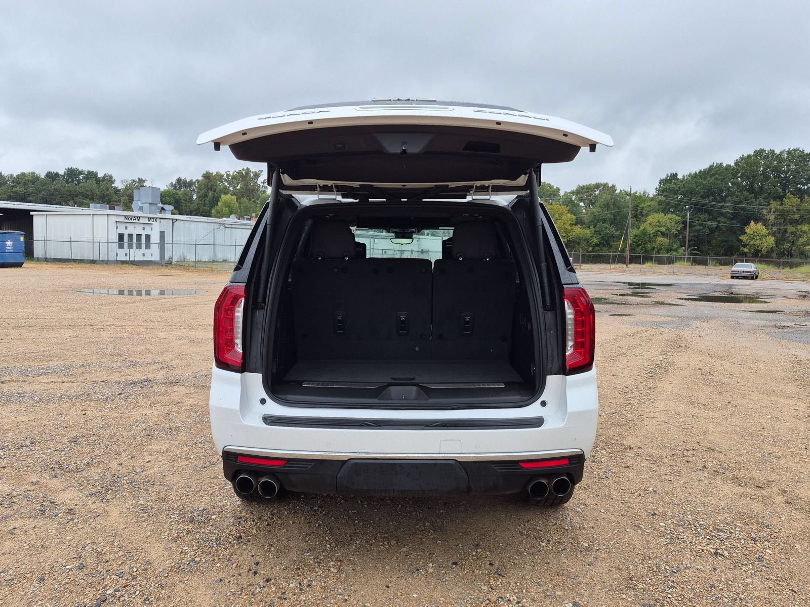 Used 2023 GMC Yukon Denali Ultimate AWD/4WD image 4