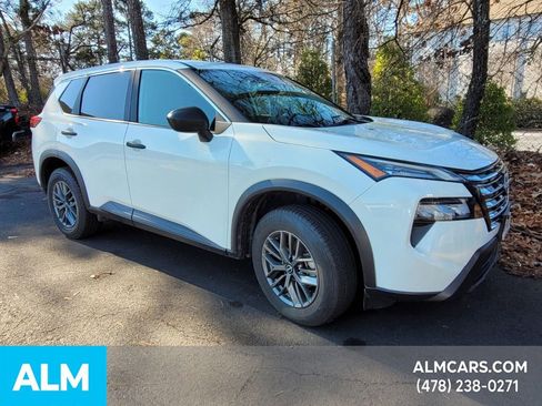 Used 2024 Nissan Rogue S image 4