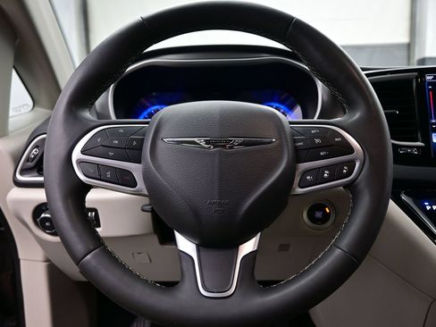 Used 2023 Chrysler Pacifica Touring-L FWD image 27
