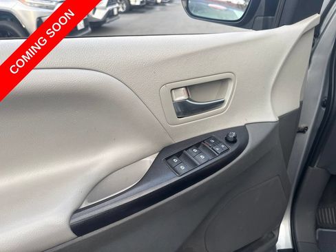 Used 2020 Toyota Sienna LE w/ Carpet Mat Package FWD image 14