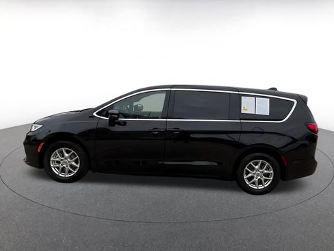 Used 2025 Chrysler Pacifica Select image 9
