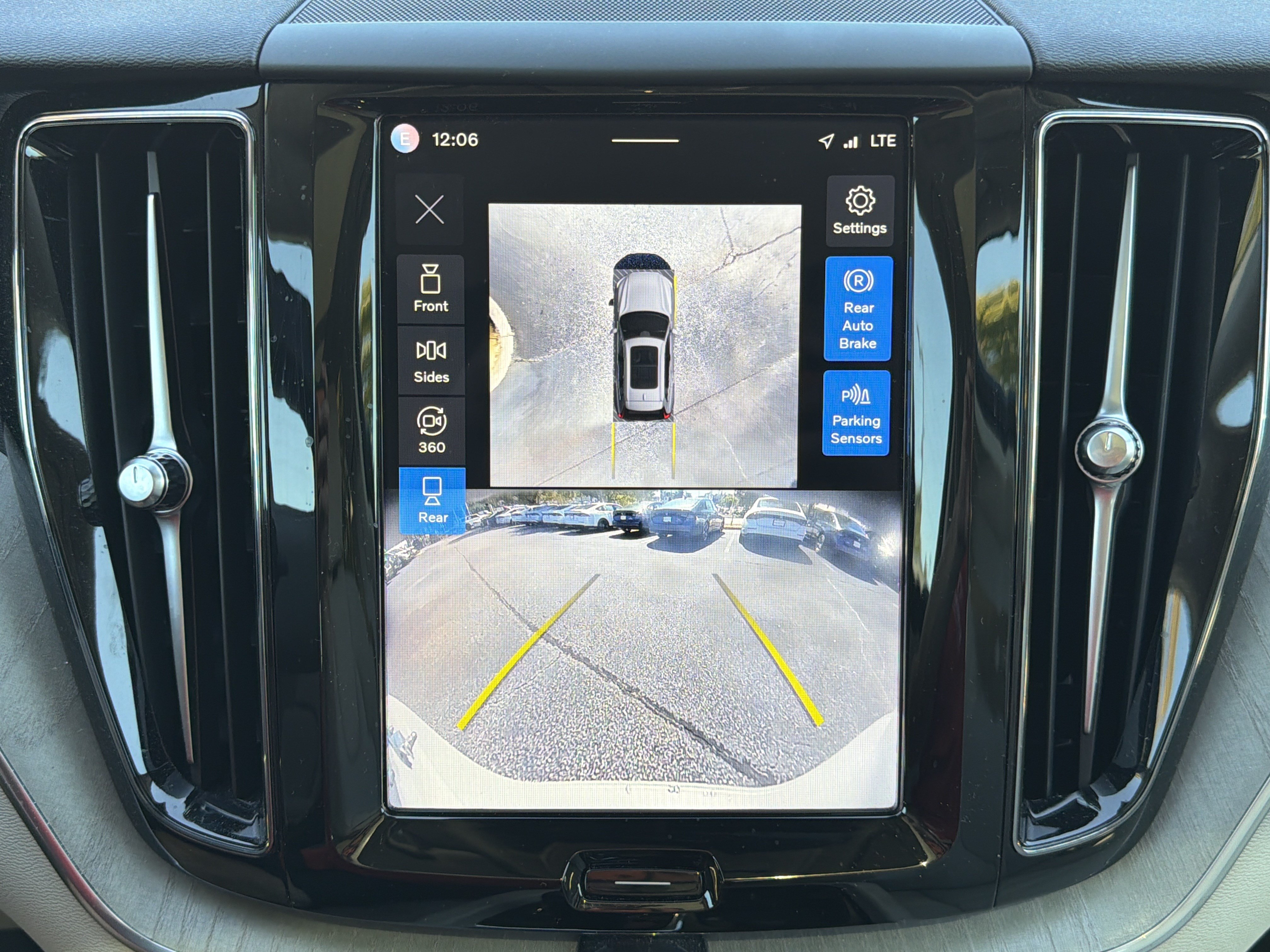 Used 2024 Volvo XC60 T8 Plus w/ Climate Package AWD/4WD image 4