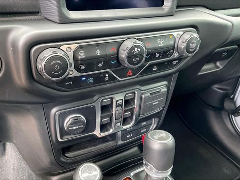 Used 2023 Jeep Wrangler Unlimited Sahara w/ Cold Weather Group AWD/4WD image 31
