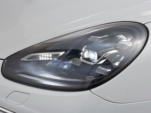 Used 2018 Porsche Cayenne Platinum Edition AWD/4WD image 32