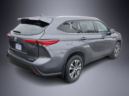 Used 2020 Toyota Highlander XLE image 6