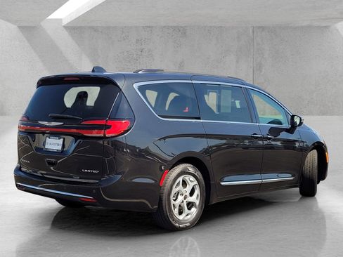 Used 2023 Chrysler Pacifica Limited image 4