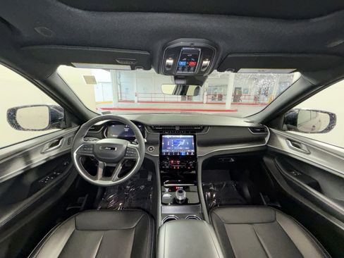 Used 2025 Jeep Grand Cherokee Limited image 23