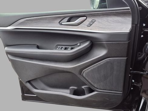 New 2025 Jeep Grand Cherokee Limited w/ Luxury Tech Group II image 17