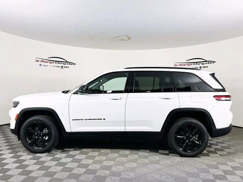 Used 2024 Jeep Grand Cherokee Limited w/ Black Appearance Package image 5
