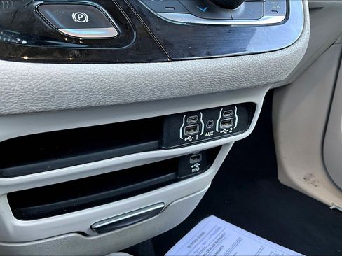 Used 2022 Chrysler Pacifica Touring-L w/ Uconnect Theater Family Group FWD image 14