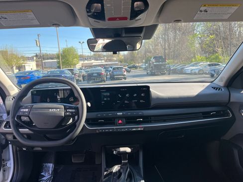 Used 2025 Kia K4 LXS image 29
