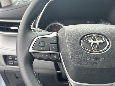 Used 2023 Toyota Highlander XLE FWD image 27